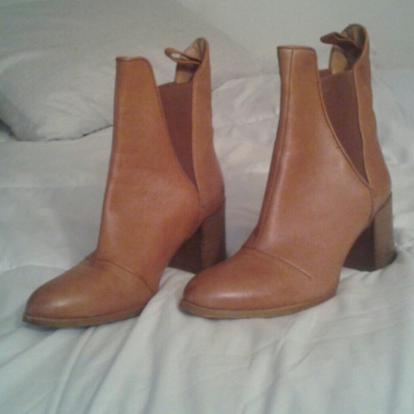Zara Shoes - Zara camel Chelsea boots